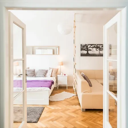 U Nemocenske Pojistovny Apartment *