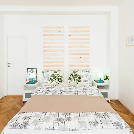 U Nemocenske Pojistovny Apartment